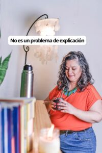 Profesional pensando cómo explicar lo que hace en su trabajo