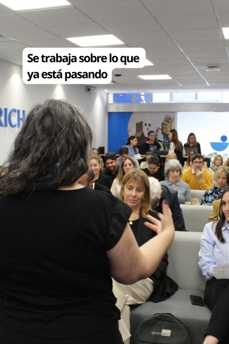 Coach en comunicación explicando un proceso de marca personal a un grupo