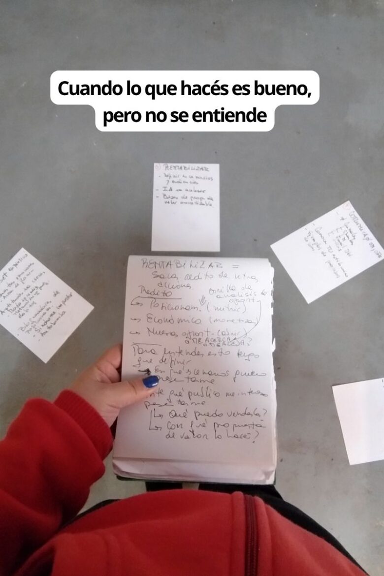 Profesional pensando cómo explicar lo que hace en su trabajo